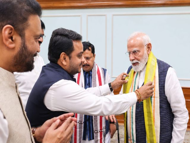 ​Vijay Chintakayala Gifts Handwoven Mangalagiri Shawl to PM Modi on National Handloom Day